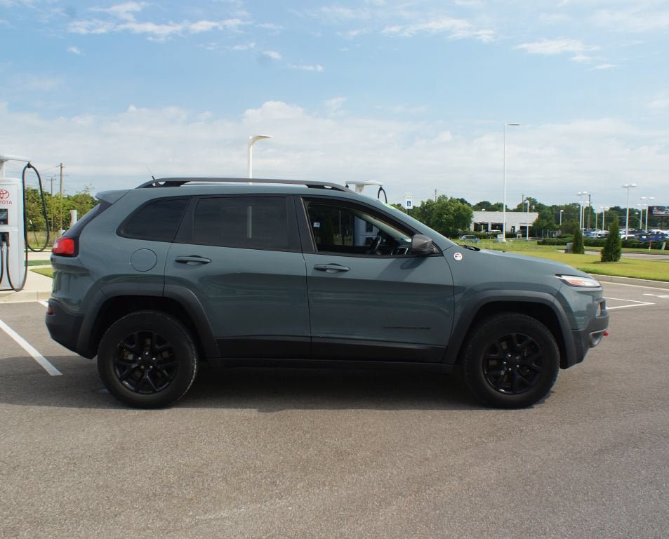 Used 2015 Jeep Cherokee Trailhawk w/ Comfort/Convenience Group AWD/4WD image 15