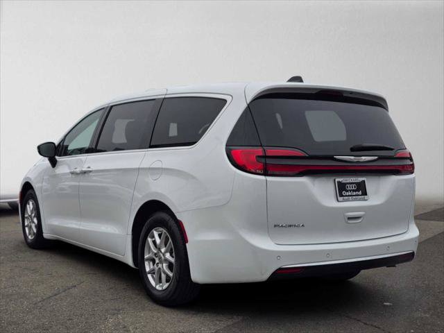 Used 2025 Chrysler Pacifica Select FWD image 5