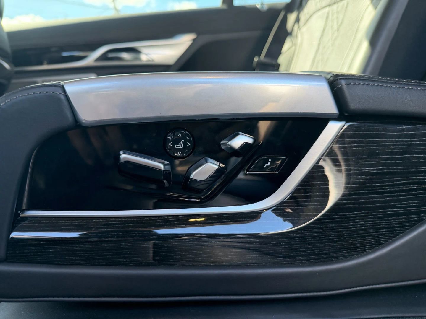 Used 2016 BMW 750i RWD image 14