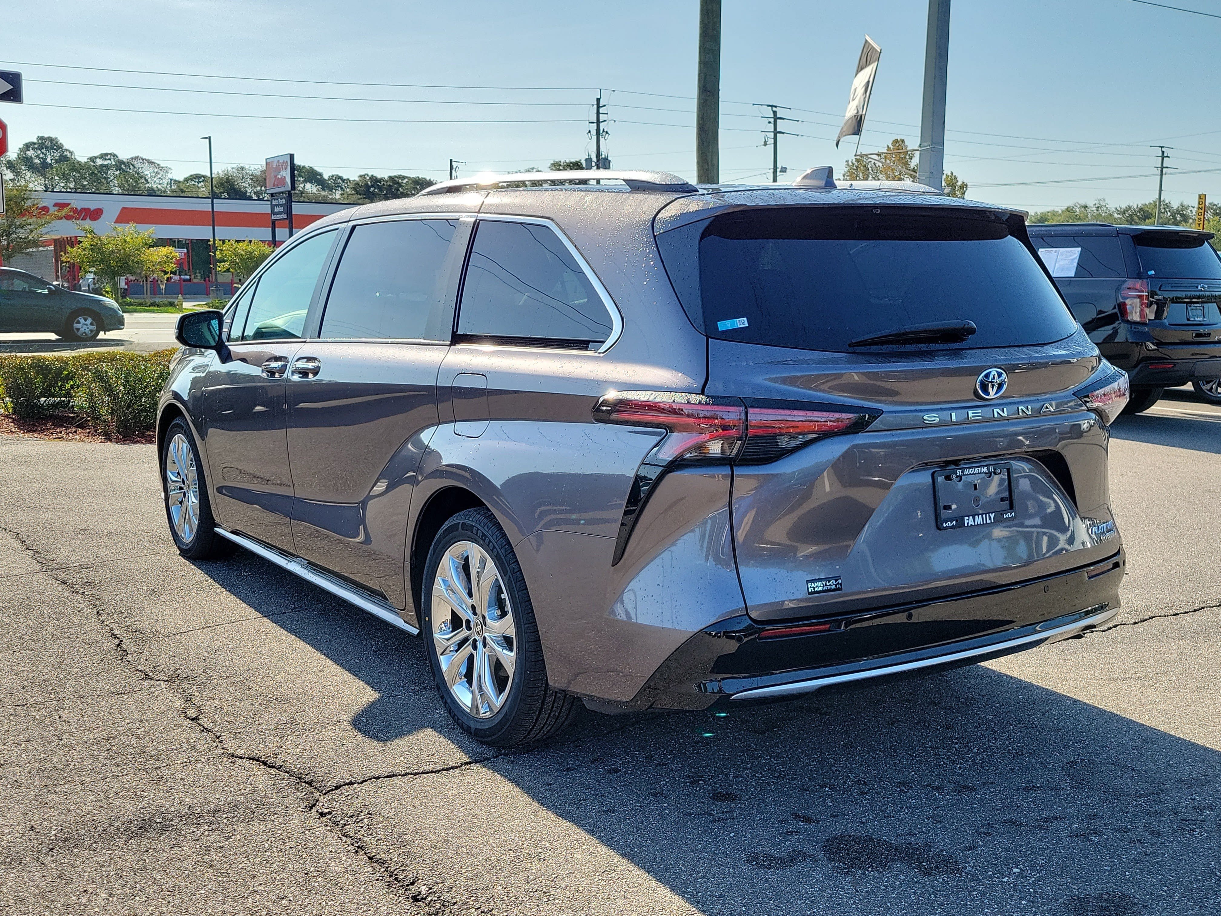 Used 2023 Toyota Sienna Platinum FWD image 4