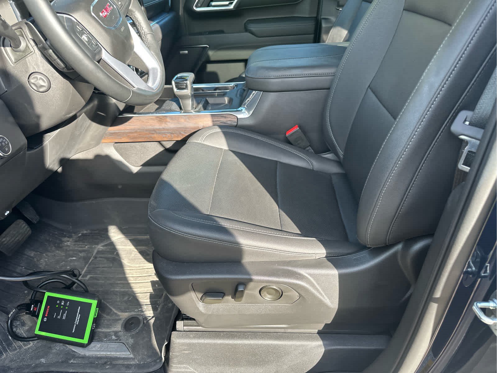 Used 2023 GMC Sierra 1500 SLT w/ SLT Premium Package AWD/4WD image 5