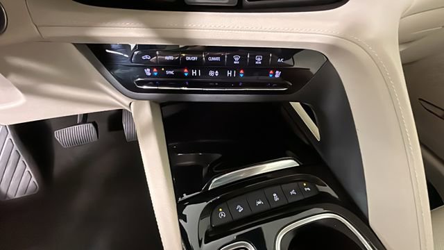 Used 2023 Buick Envision Avenir AWD/4WD image 23
