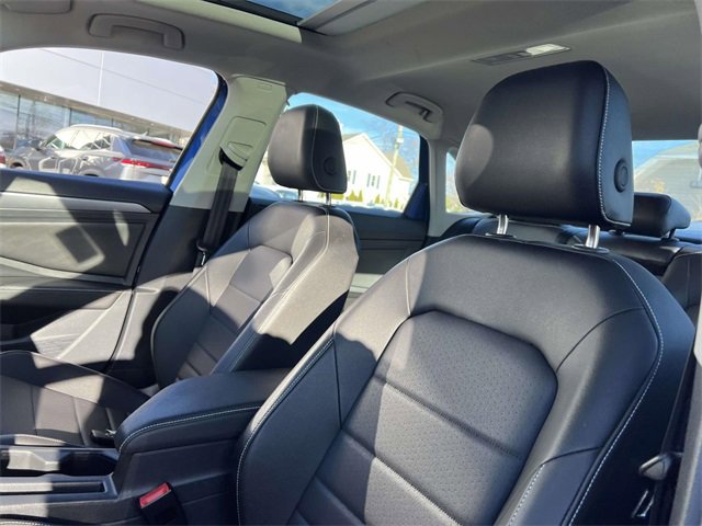 Used 2023 Volkswagen Jetta SE w/ Panoramic Sunroof Package image 7