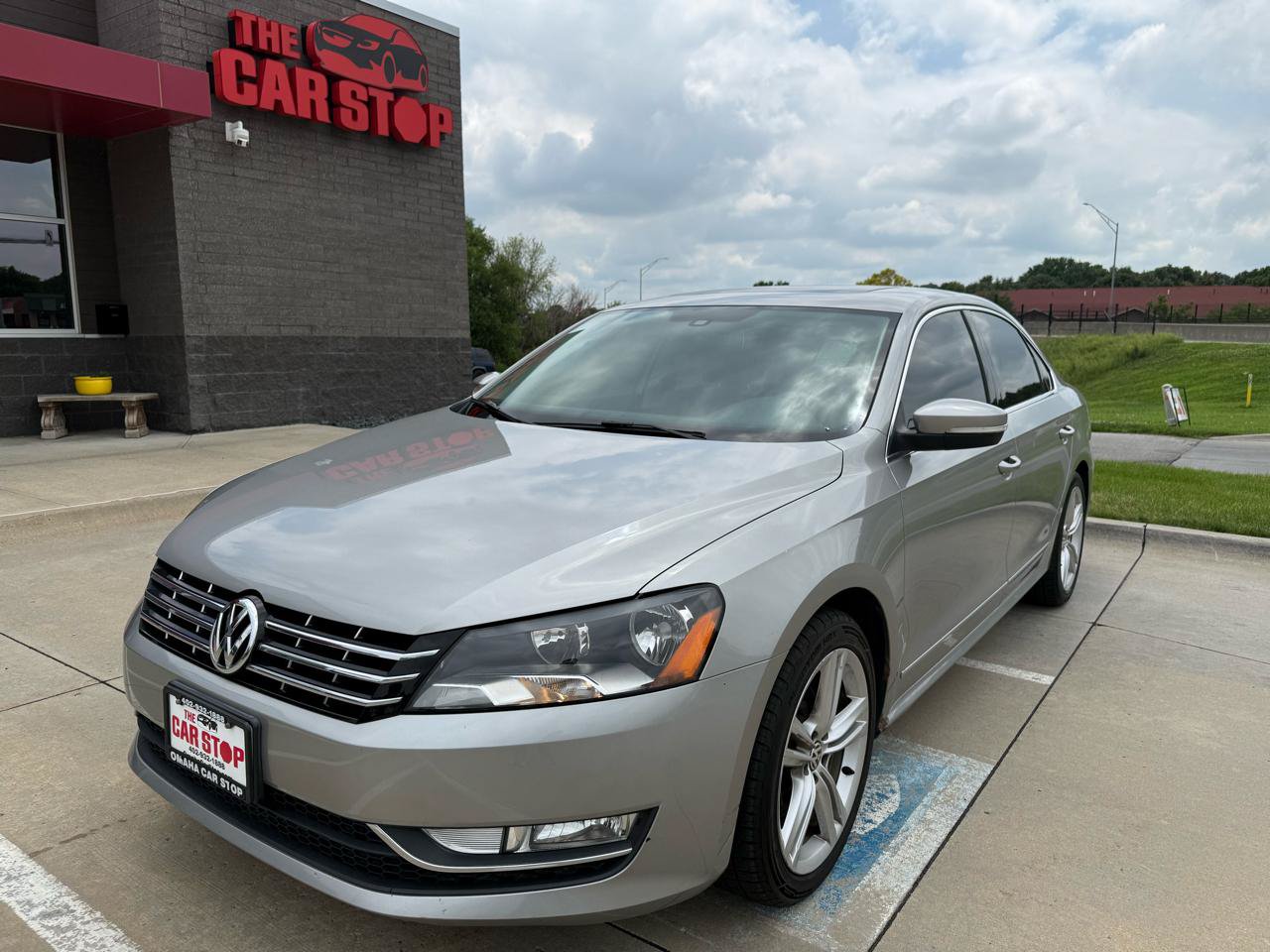 Used 2014 Volkswagen Passat 1.8T SEL Premium FWD image 2