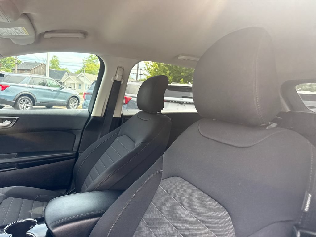 Used 2018 Ford Edge SE FWD image 15