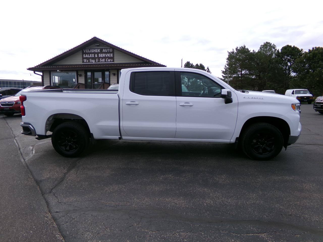 Used 2022 Chevrolet Silverado 1500 LT AWD/4WD image 2