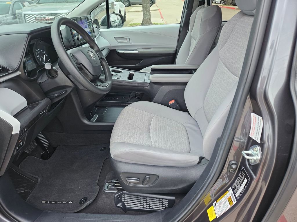 Used 2025 Toyota Sienna LE FWD image 11