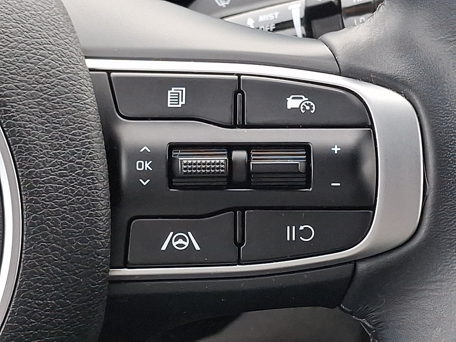 Used 2025 Kia Sportage EX AWD/4WD image 23