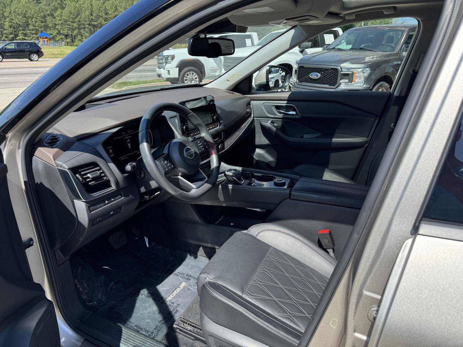 Used 2021 Nissan Rogue Platinum image 2
