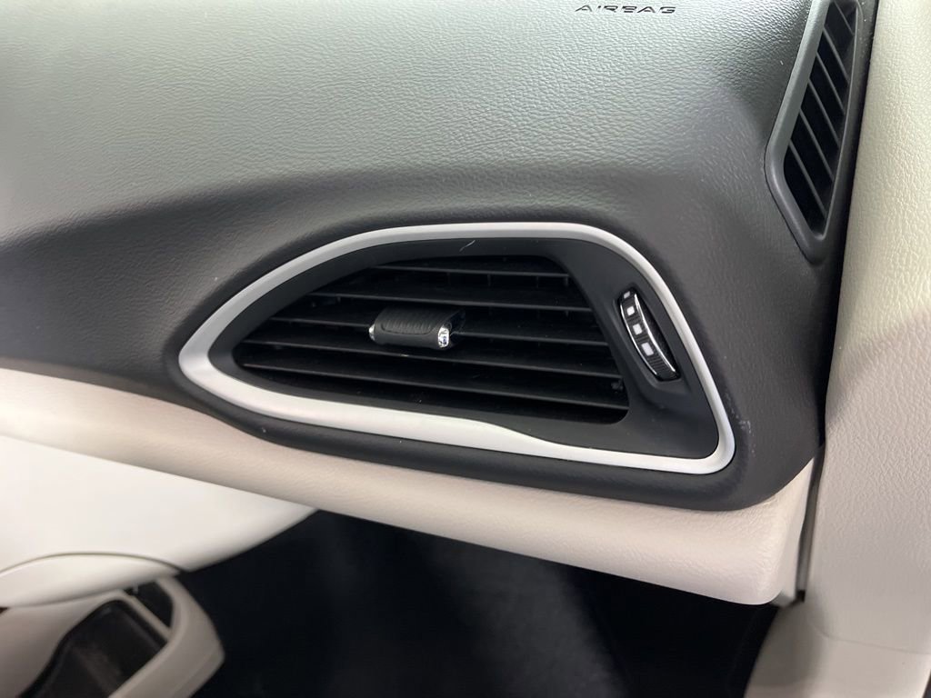 Used 2024 Chrysler Pacifica Touring-L image 21