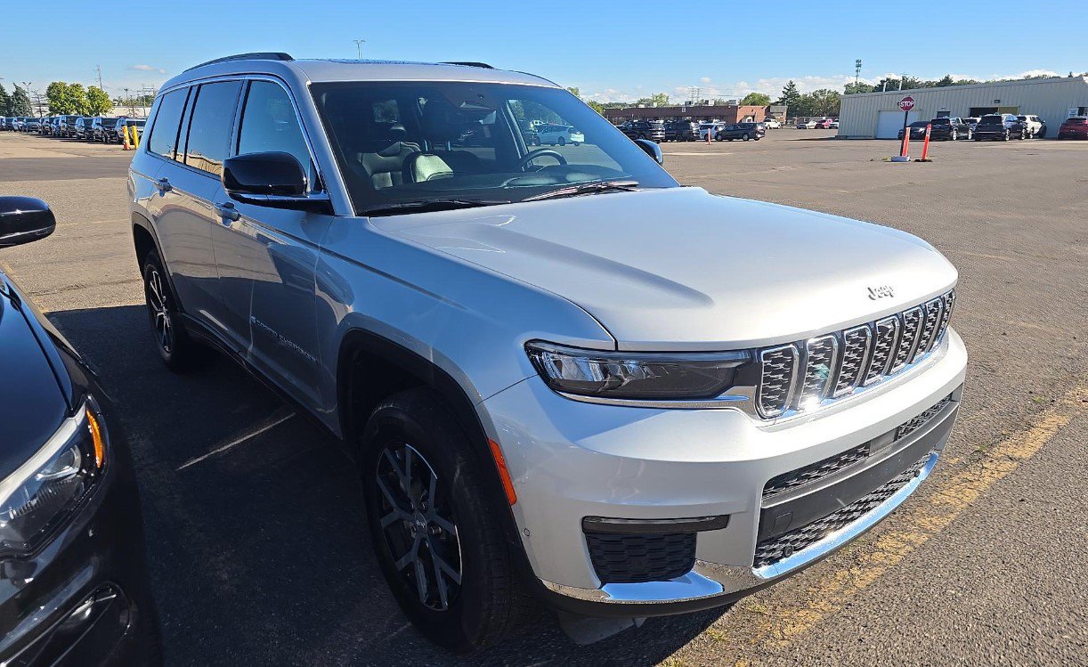 Used 2025 Jeep Grand Cherokee L Limited w/ Luxury Tech Group II AWD/4WD image 2