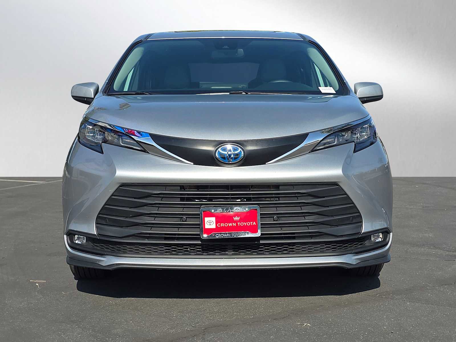 Certified 2025 Toyota Sienna XLE FWD image 8