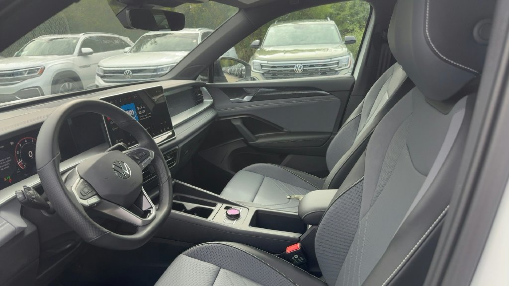 Certified 2026 Volkswagen Tiguan SE R-Line FWD image 2