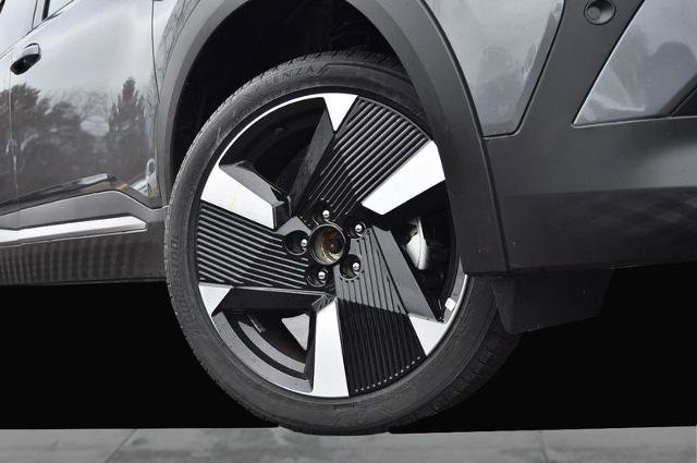 New 2025 Nissan Kicks SR image 3