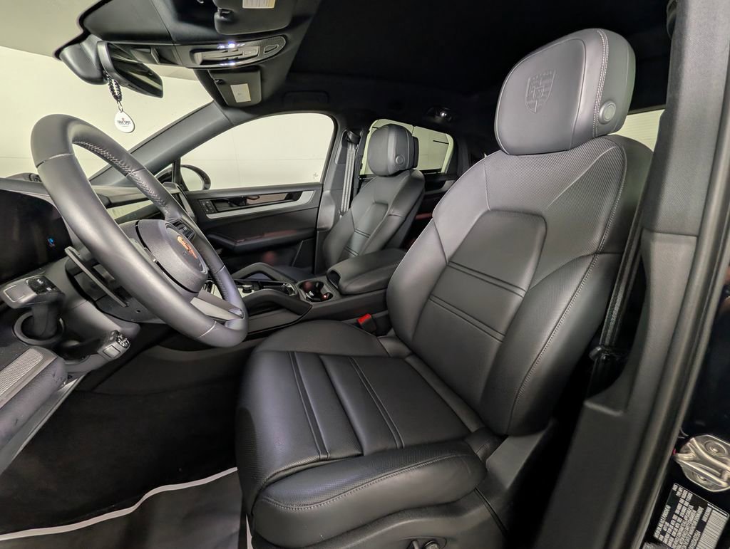 Certified 2025 Porsche Cayenne Coupe image 5