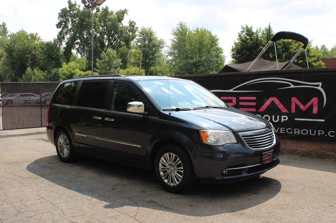 Used 2014 Chrysler Town & Country Touring-L w/ Driver Convenience Group FWD image 4