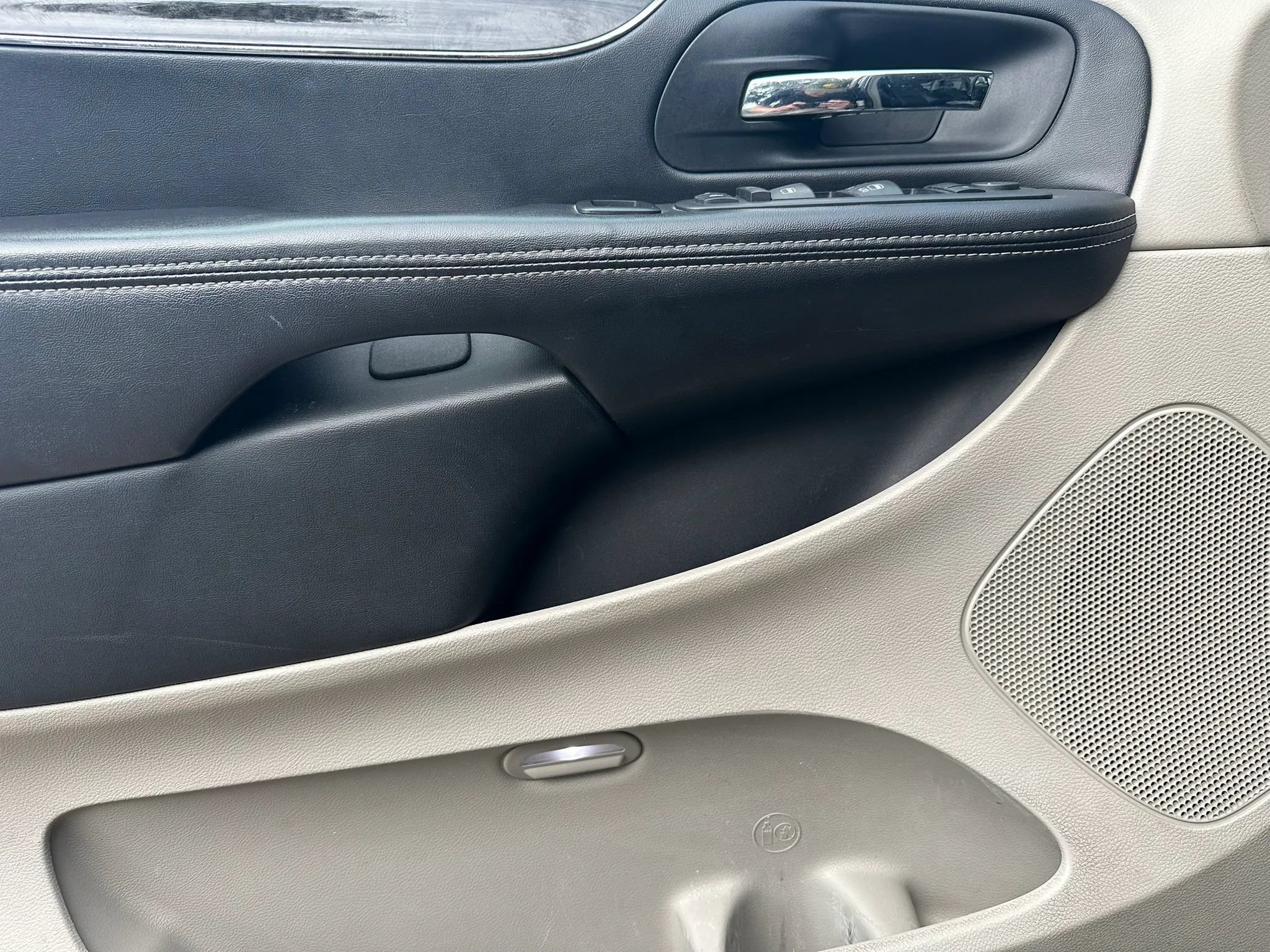 Used 2011 Chrysler Town & Country Touring-L w/ Driver Convenience Group FWD image 9
