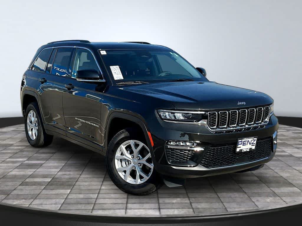 Used 2023 Jeep Grand Cherokee Limited w/ Trailer Tow Prep Group (B) AWD/4WD image 3
