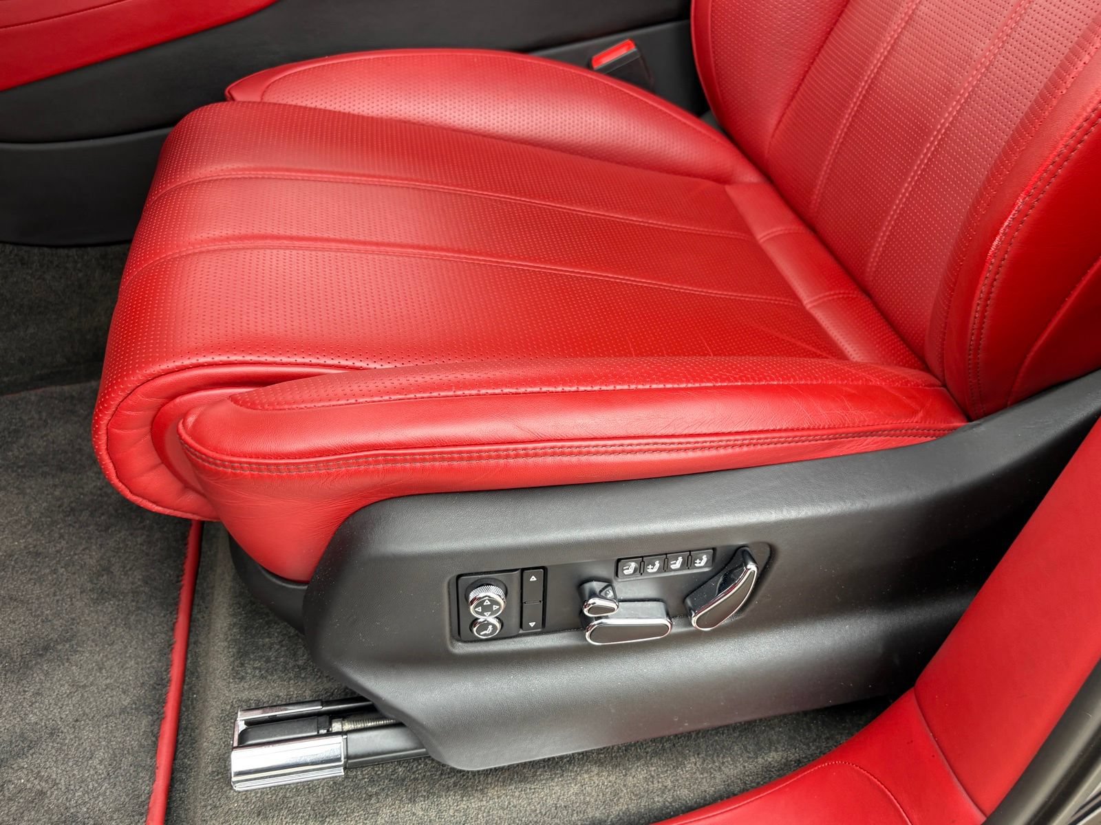 Used 2021 Bentley Bentayga AWD/4WD image 42