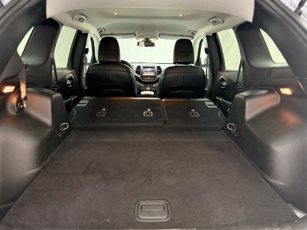 Used 2019 Jeep Cherokee Latitude Plus w/ Cold Weather Group AWD/4WD image 23