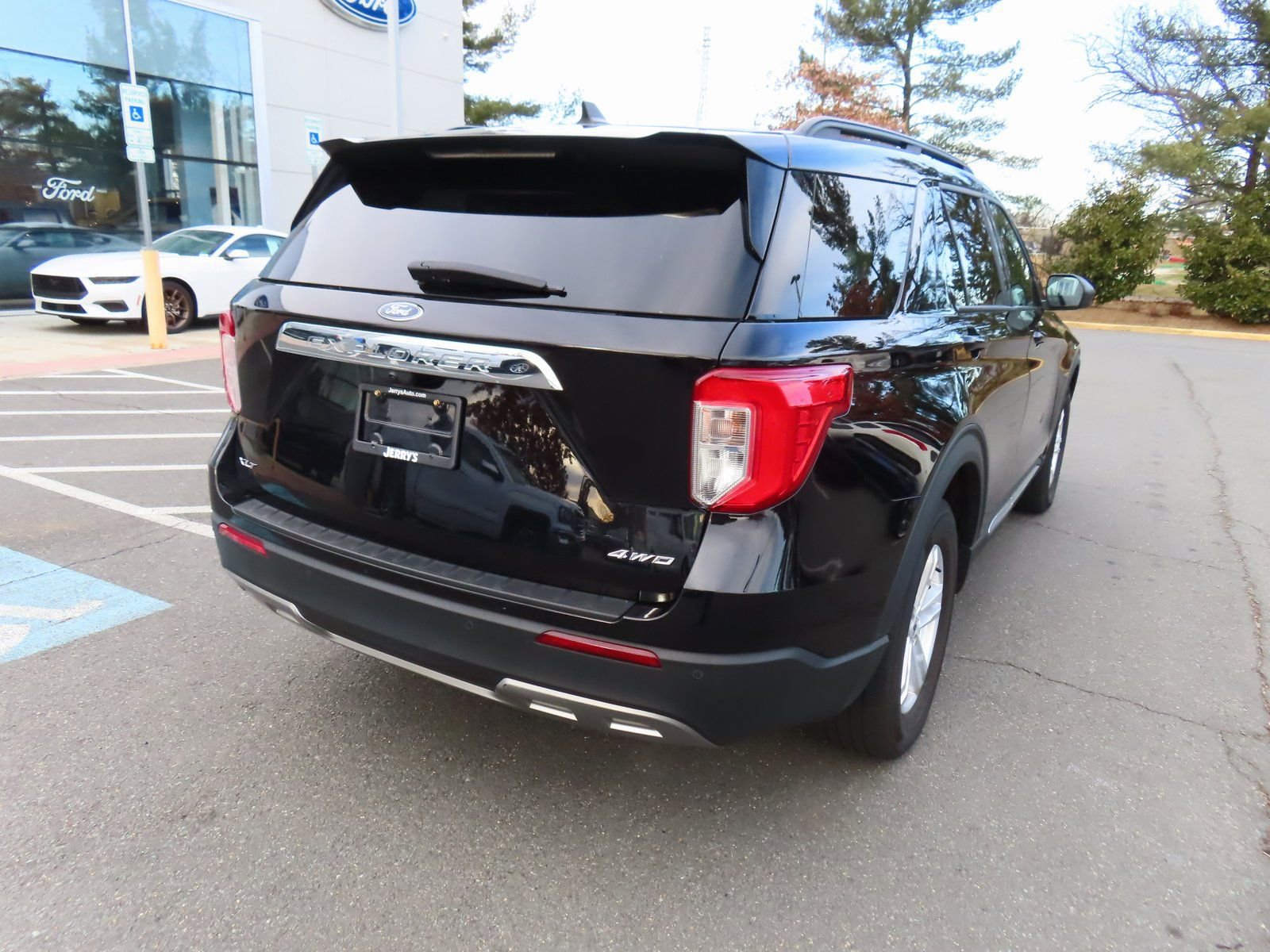 Used 2023 Ford Explorer XLT w/ Equipment Group 202A image 5