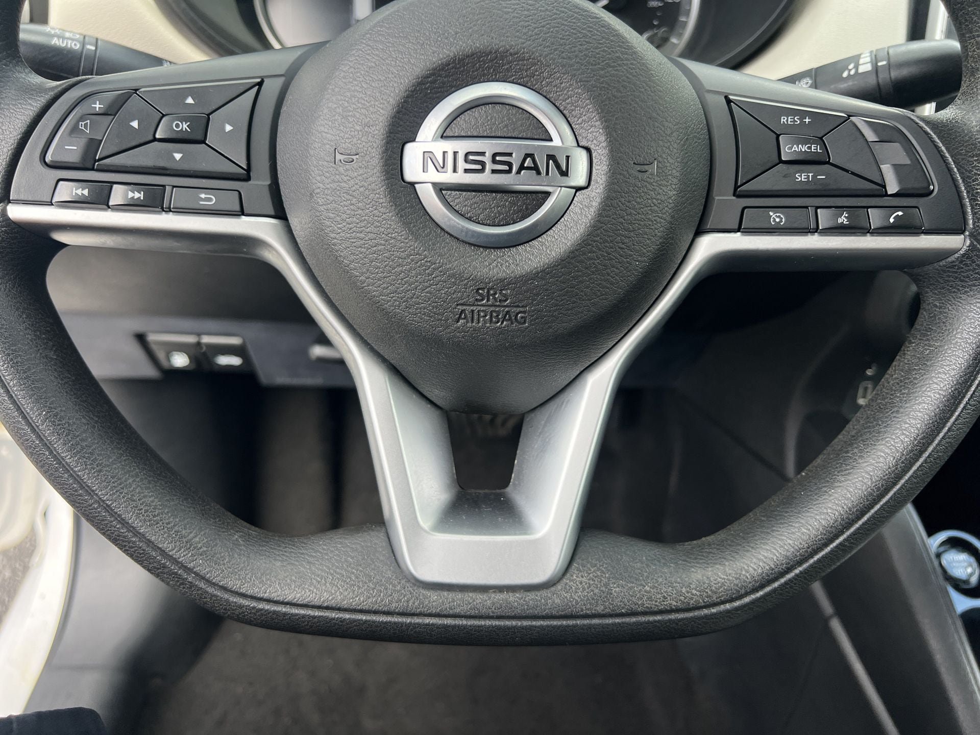 Used 2022 Nissan Versa SV FWD image 9