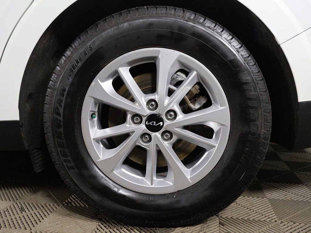 Used 2024 Kia Carnival LX image 18