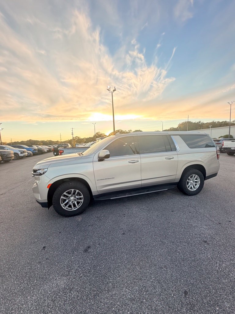 Used 2021 Chevrolet Suburban LT AWD/4WD image 3
