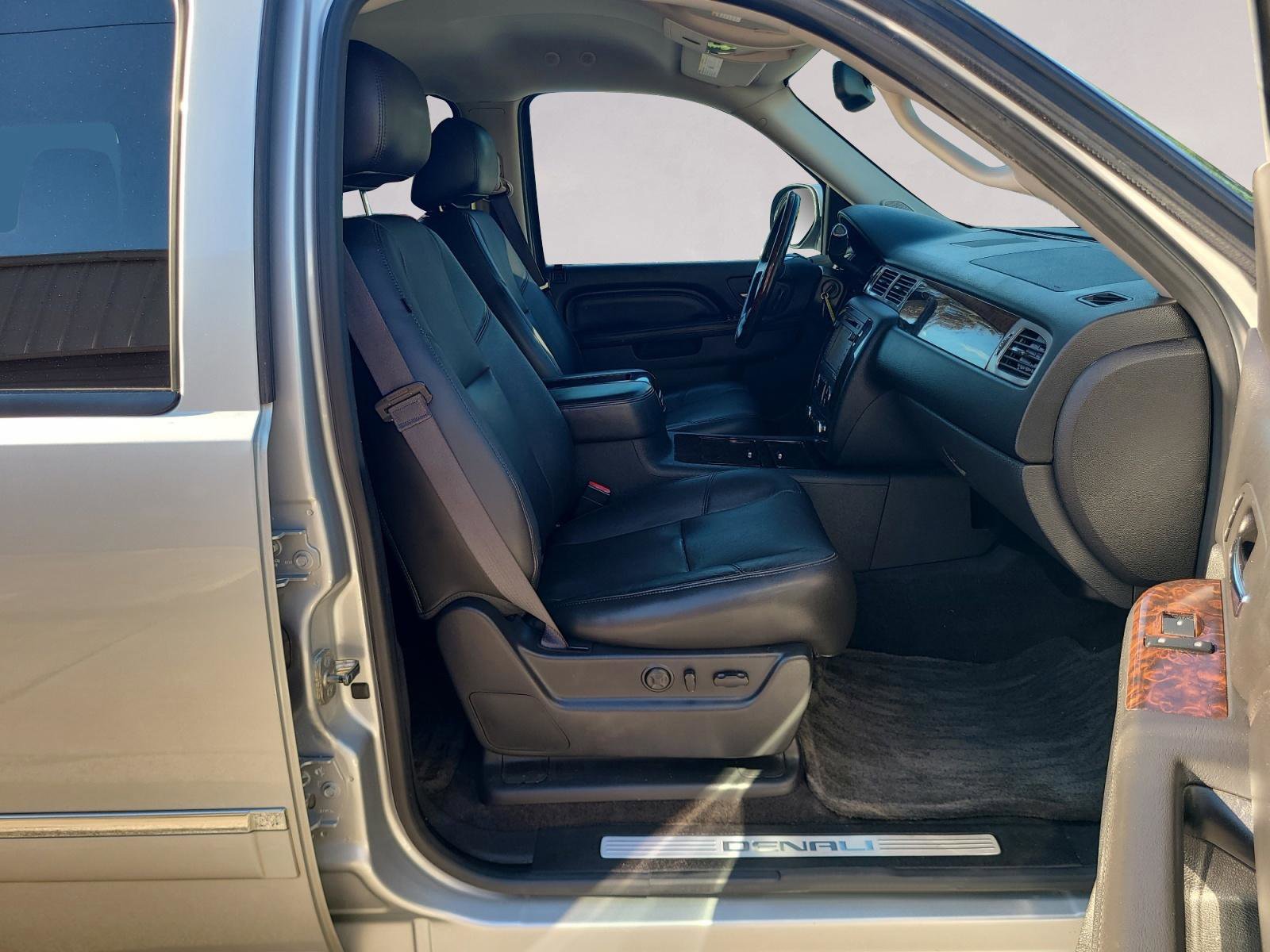 Used 2013 GMC Yukon Denali RWD image 26