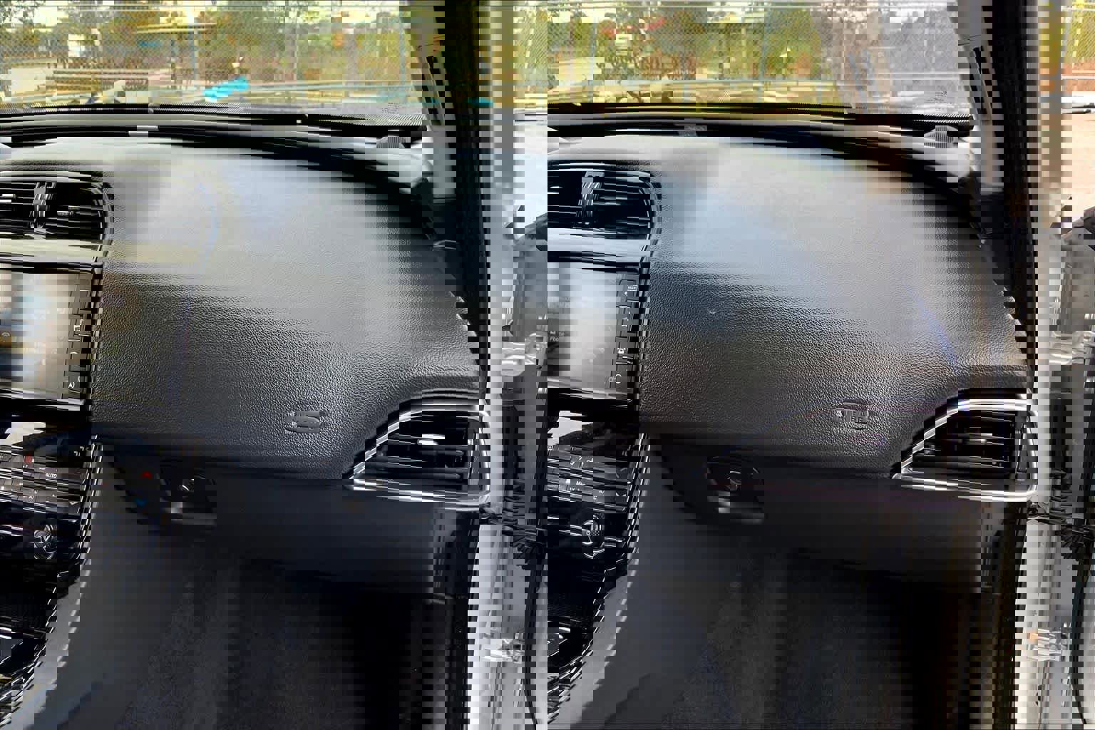 Used 2018 Jaguar XE Premium image 17