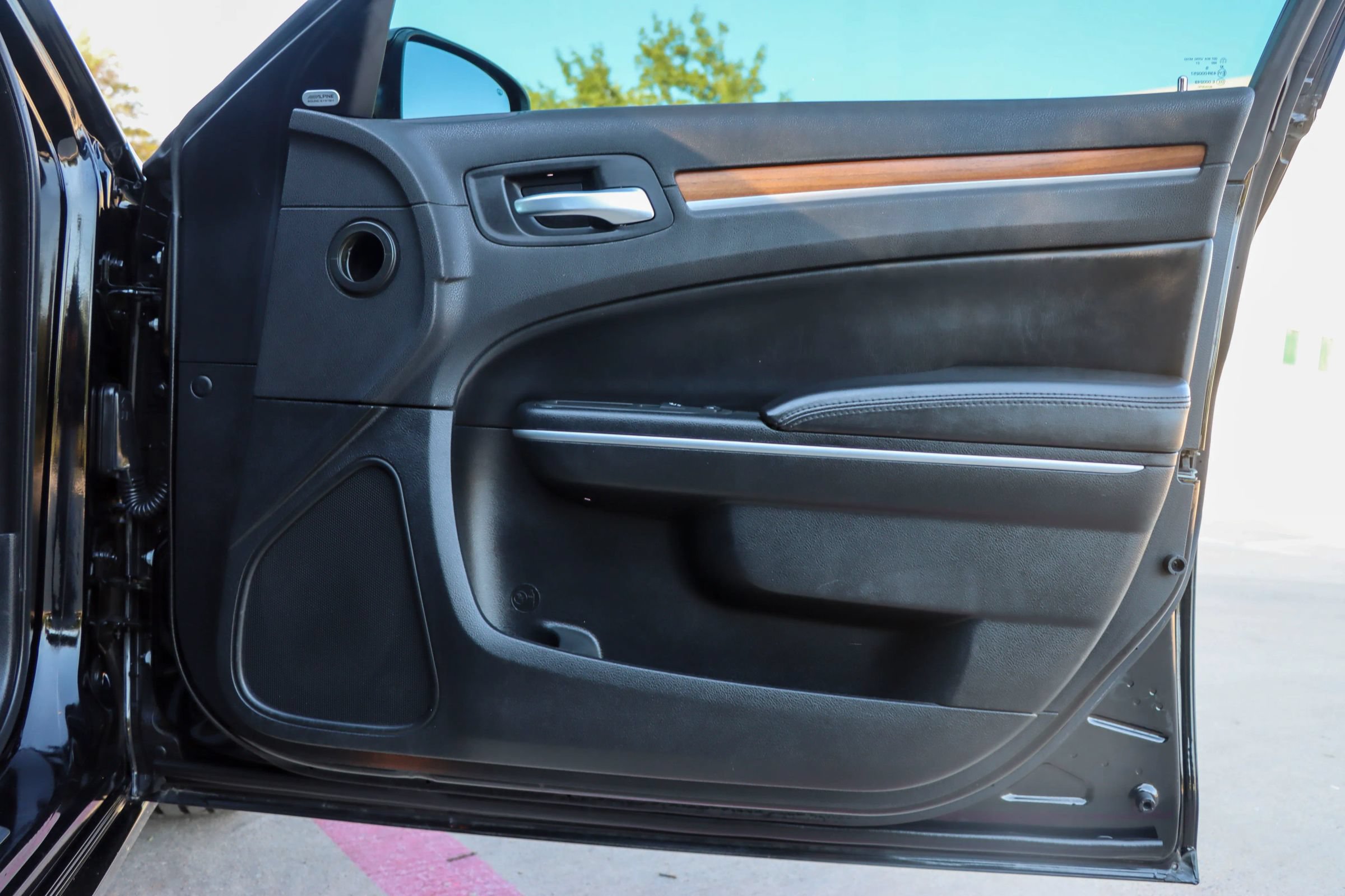 Used 2019 Chrysler 300 C RWD image 9