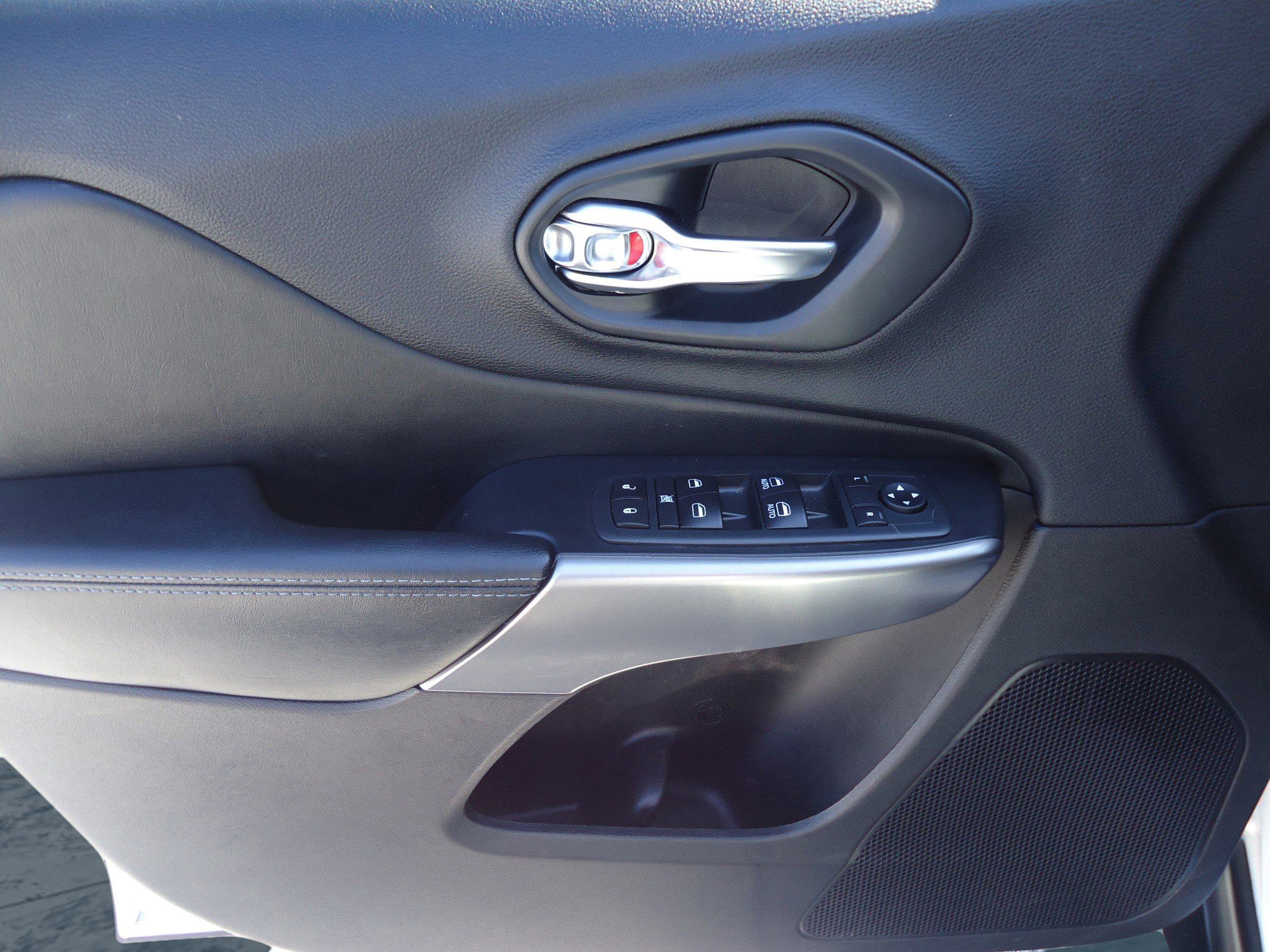 Used 2020 Jeep Cherokee Latitude Plus w/ Cold Weather Group image 22