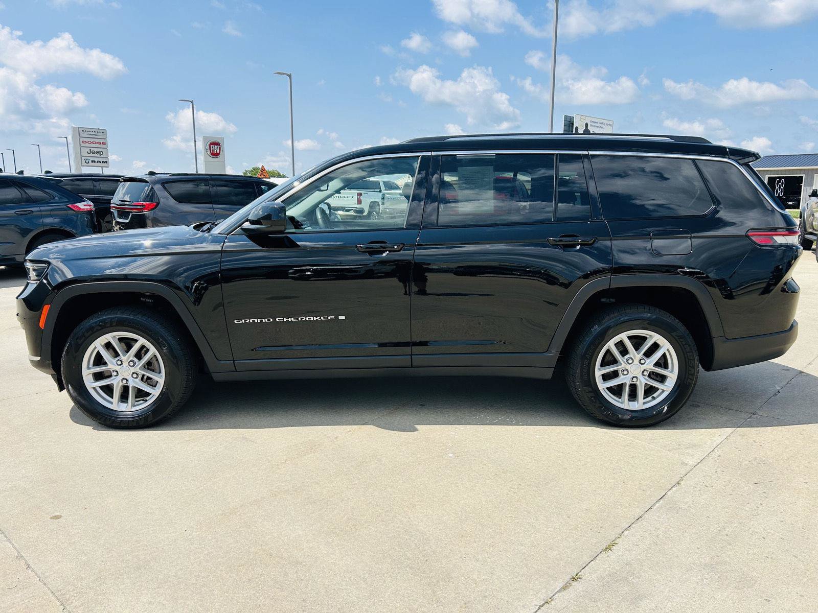 Used 2022 Jeep Grand Cherokee L Laredo w/ Luxury Tech Group I AWD/4WD image 37