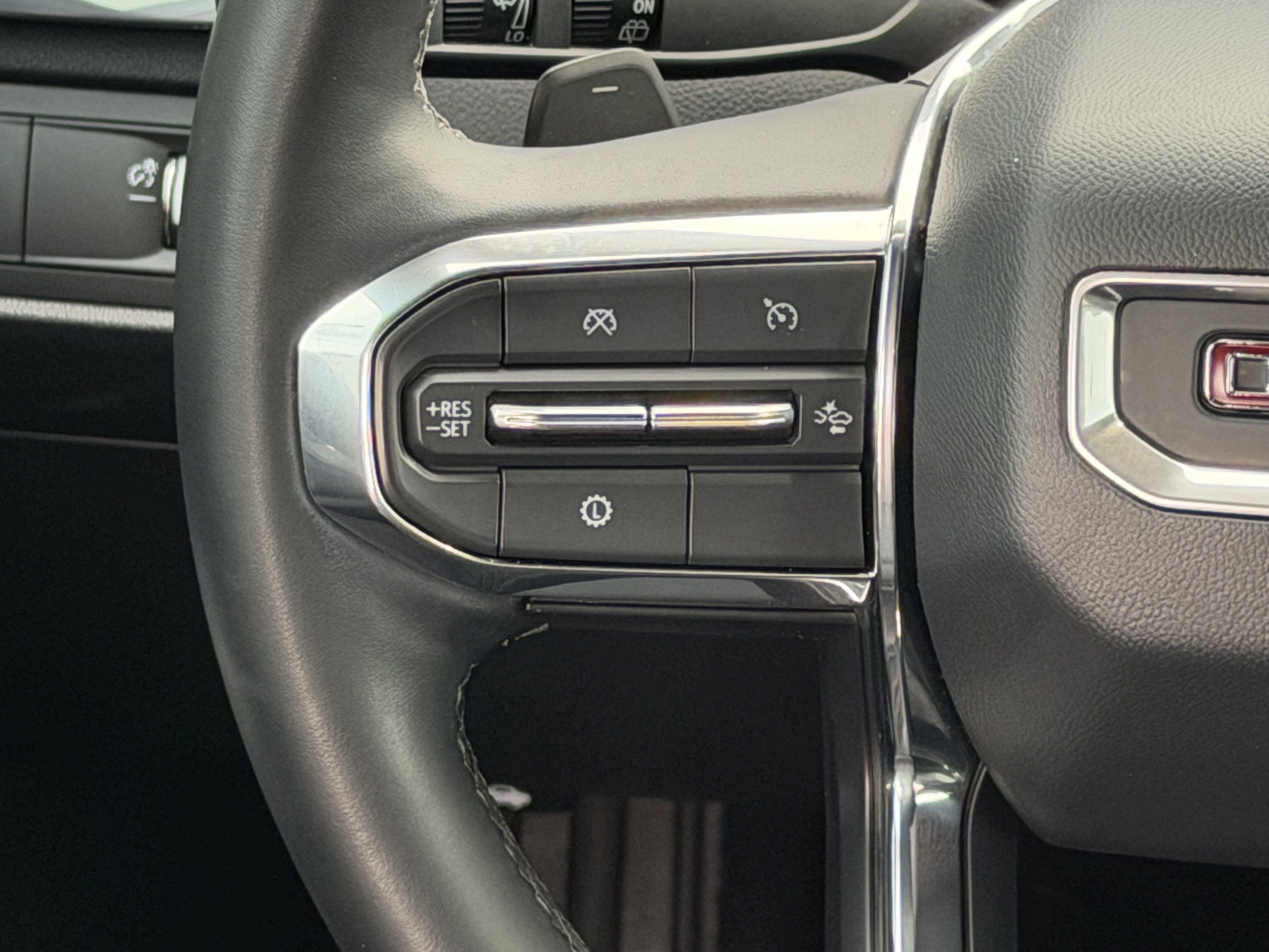 Used 2025 GMC Acadia Elevation w/ Elevation Premium Package FWD image 13