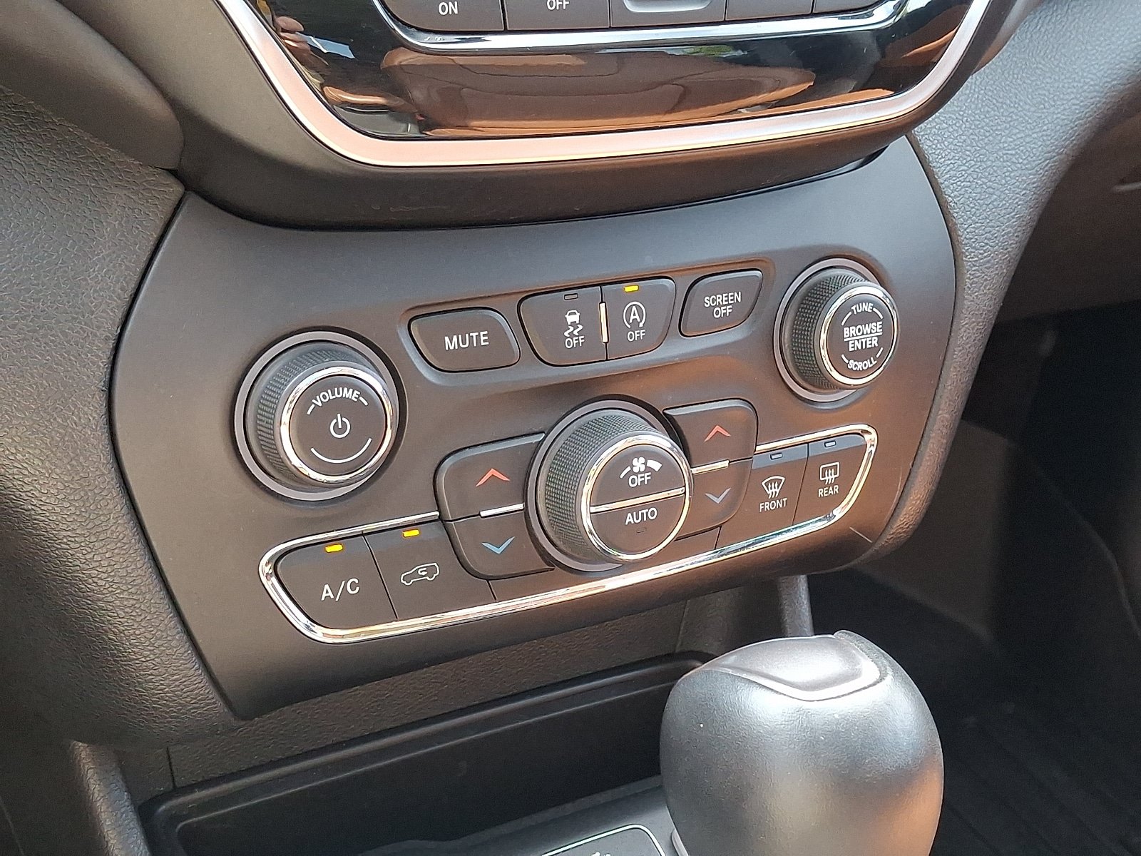 Used 2019 Jeep Cherokee Overland w/ Technology Group AWD/4WD image 19