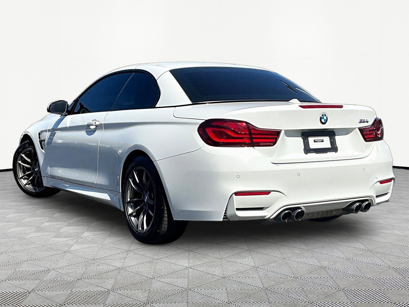 Used 2020 BMW M4 Convertible RWD image 4