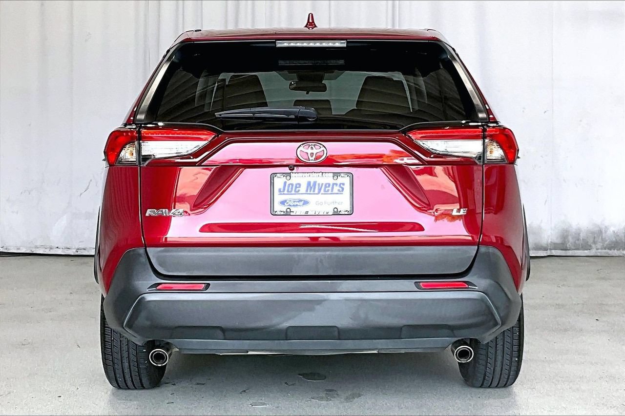 Used 2022 Toyota RAV4 LE FWD image 3