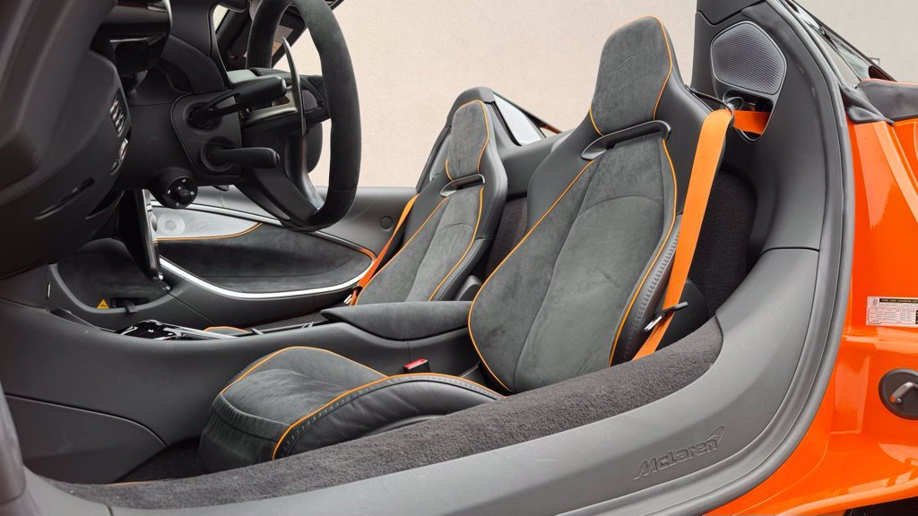 Used 2025 McLaren Artura Spider RWD image 10