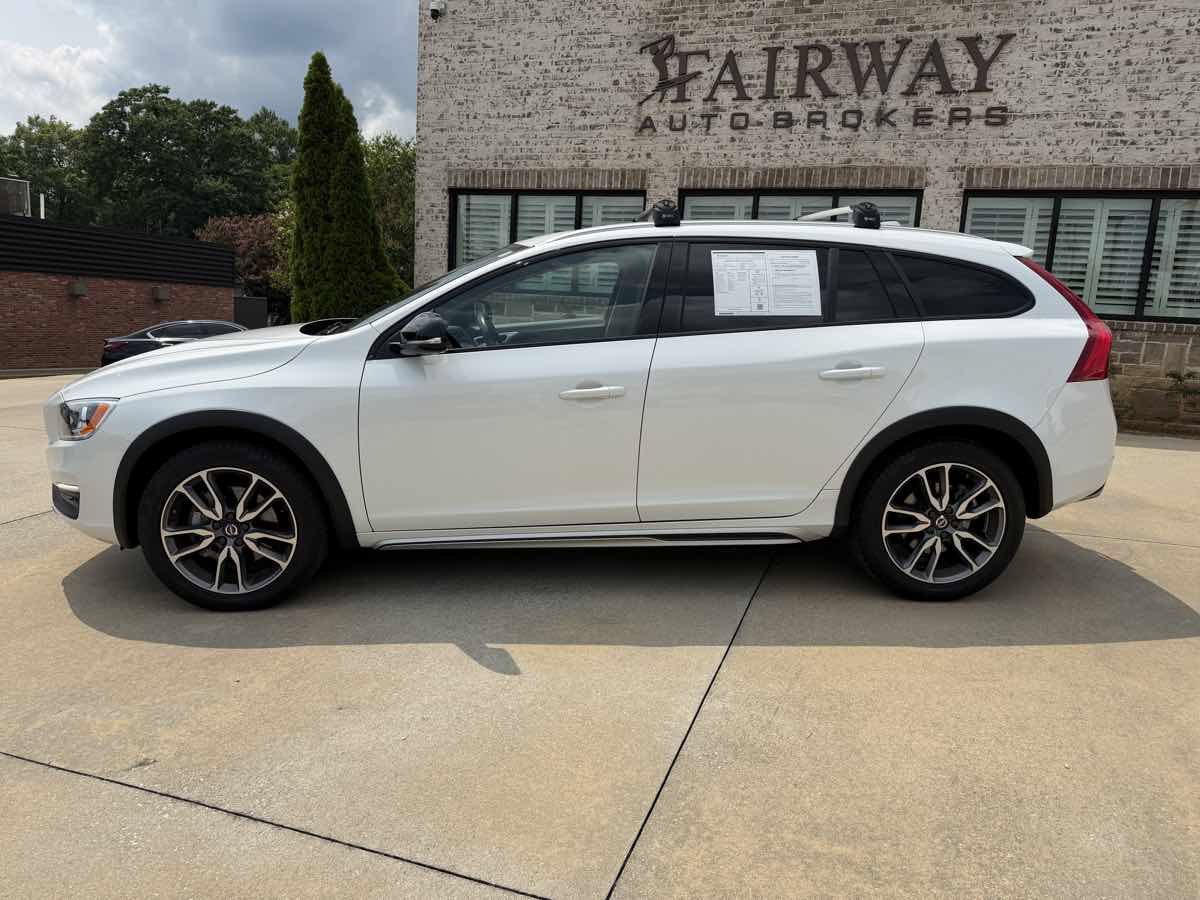 Used 2018 Volvo V60 T5 Cross Country AWD/4WD image 2