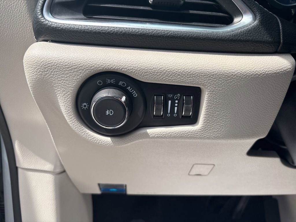 Used 2023 Chrysler Pacifica Limited image 59