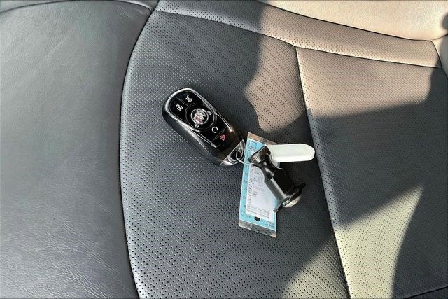 Used 2024 Buick Enclave Premium image 12