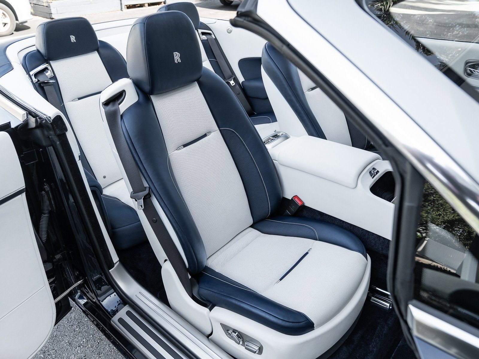 Used 2018 Rolls-Royce Dawn image 4