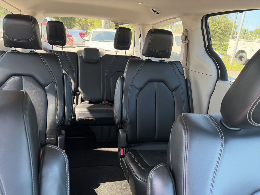 Used 2024 Chrysler Pacifica Touring-L FWD image 16