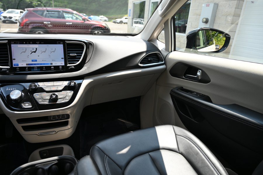 Used 2024 Chrysler Pacifica Touring-L FWD image 13