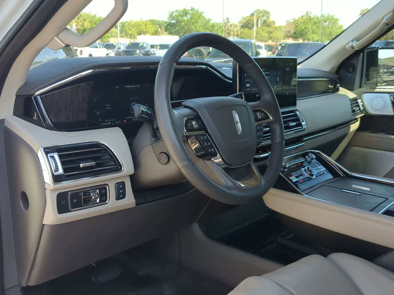 Used 2024 Lincoln Navigator Reserve image 10