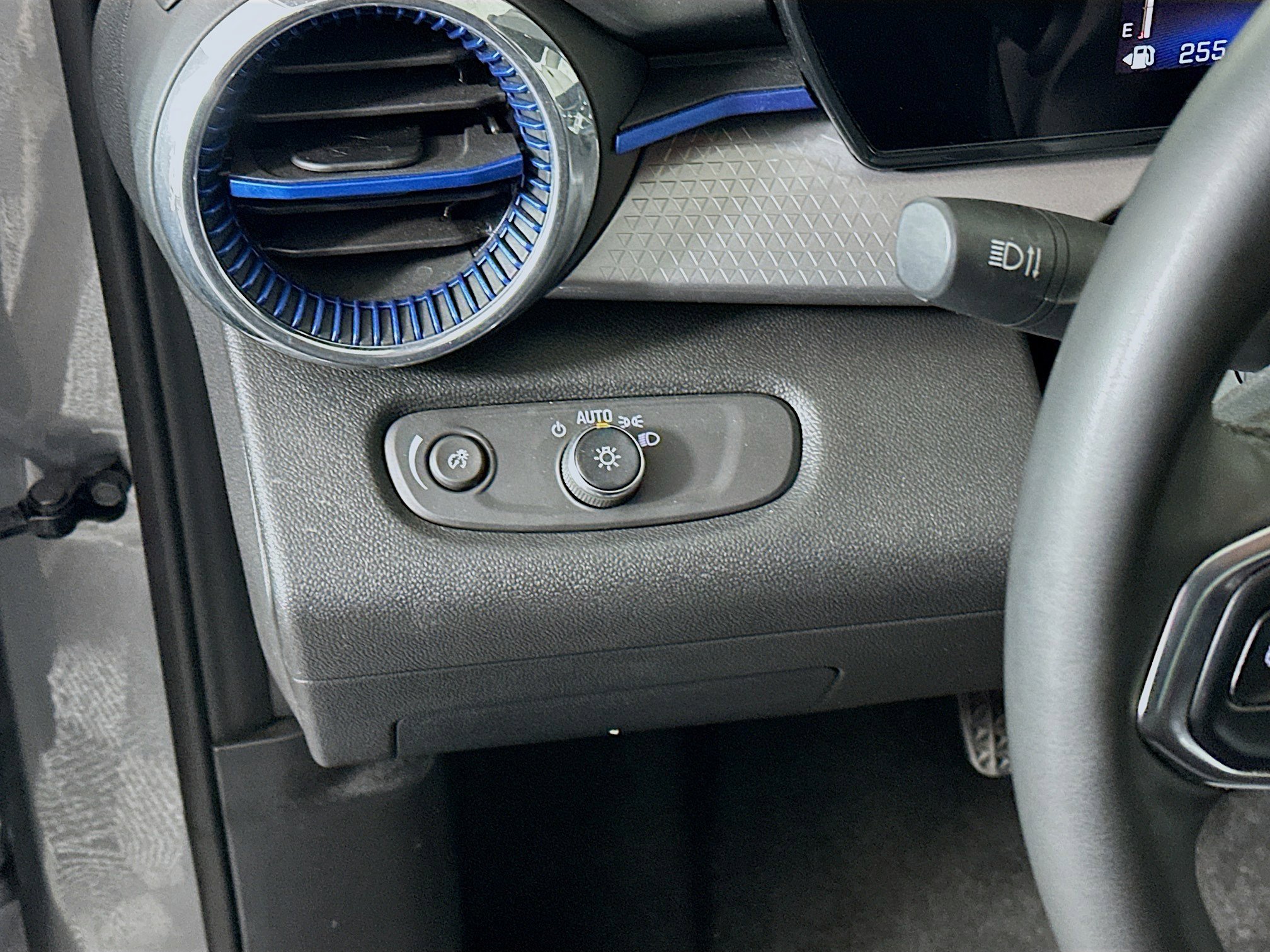 Used 2025 Chevrolet Trax LT w/ LT Convenience Package image 16