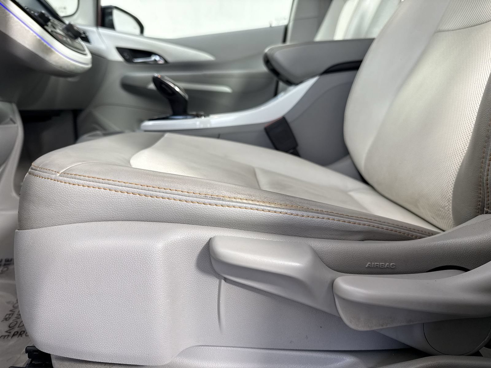 Used 2020 Chevrolet Bolt Premier w/ Infotainment Package FWD image 21