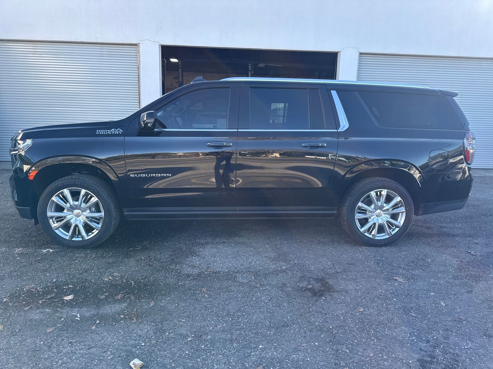 Used 2024 Chevrolet Suburban High Country image 2