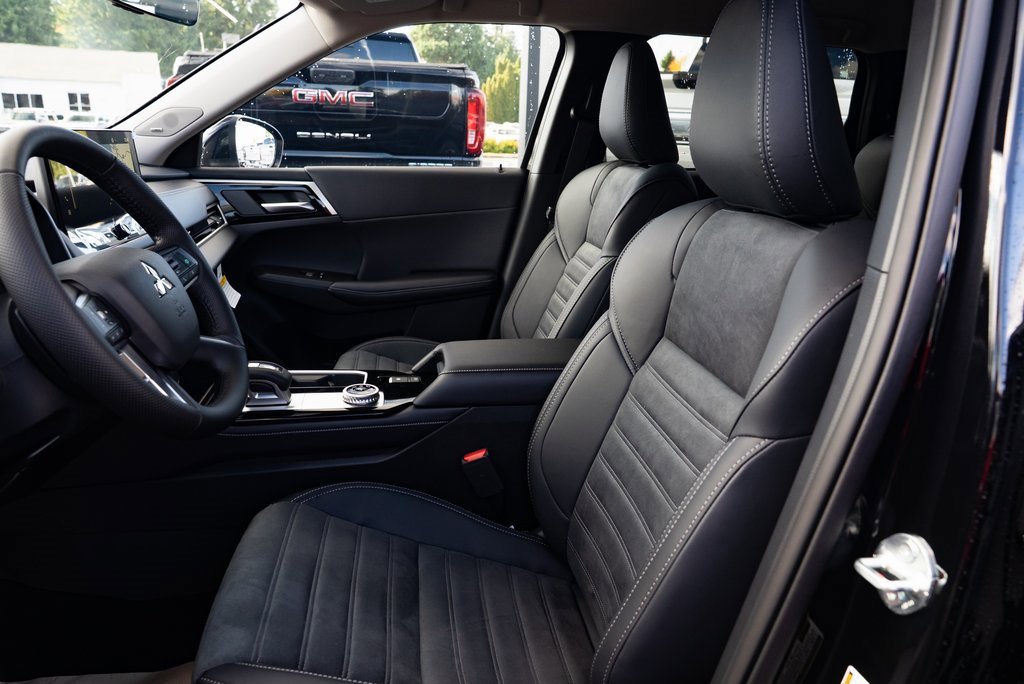 New 2025 Mitsubishi Outlander SE image 18
