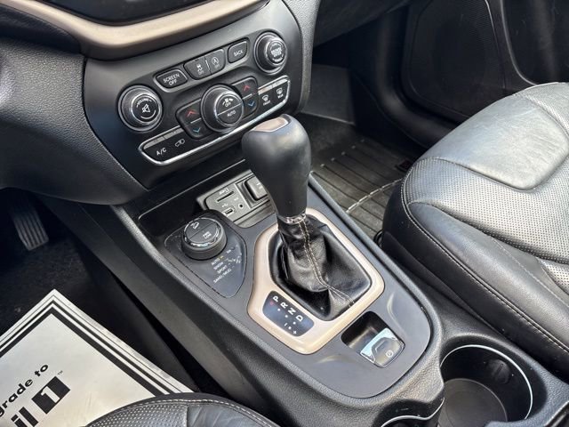 Used 2015 Jeep Cherokee Limited w/ Luxury Group AWD/4WD image 38